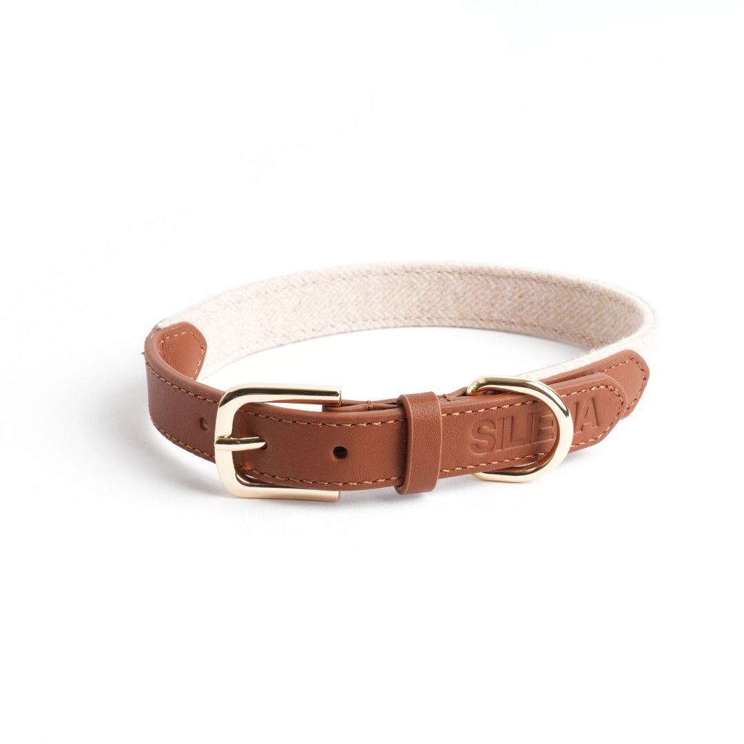 Hellbraunes Hundehalsband aus Leder und Stoff mit goldener Schnalle, auf weißem Hintergrund.