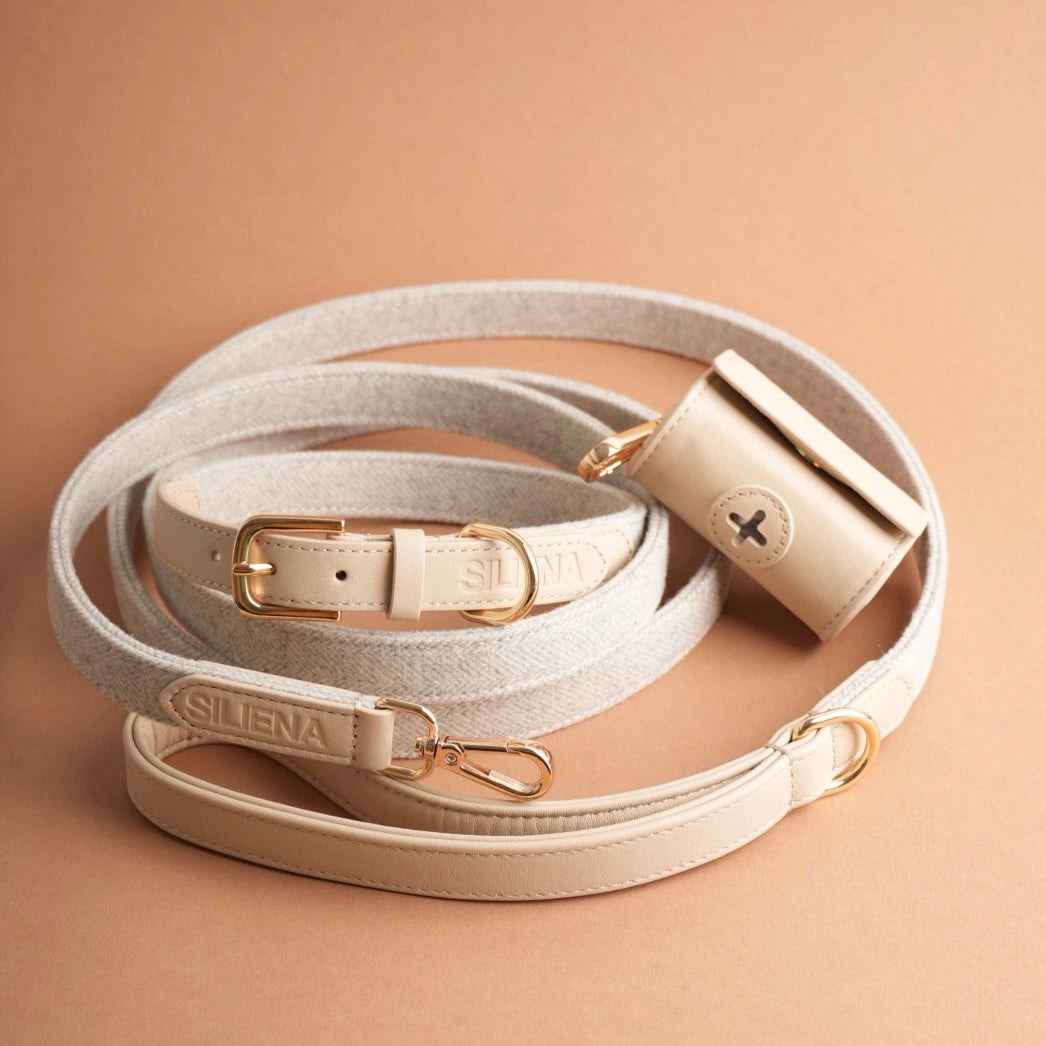 Siliena Hundeset Light in Beige aus Leine, Halsband und Kotbeutelspender mit goldenen Akzenten.