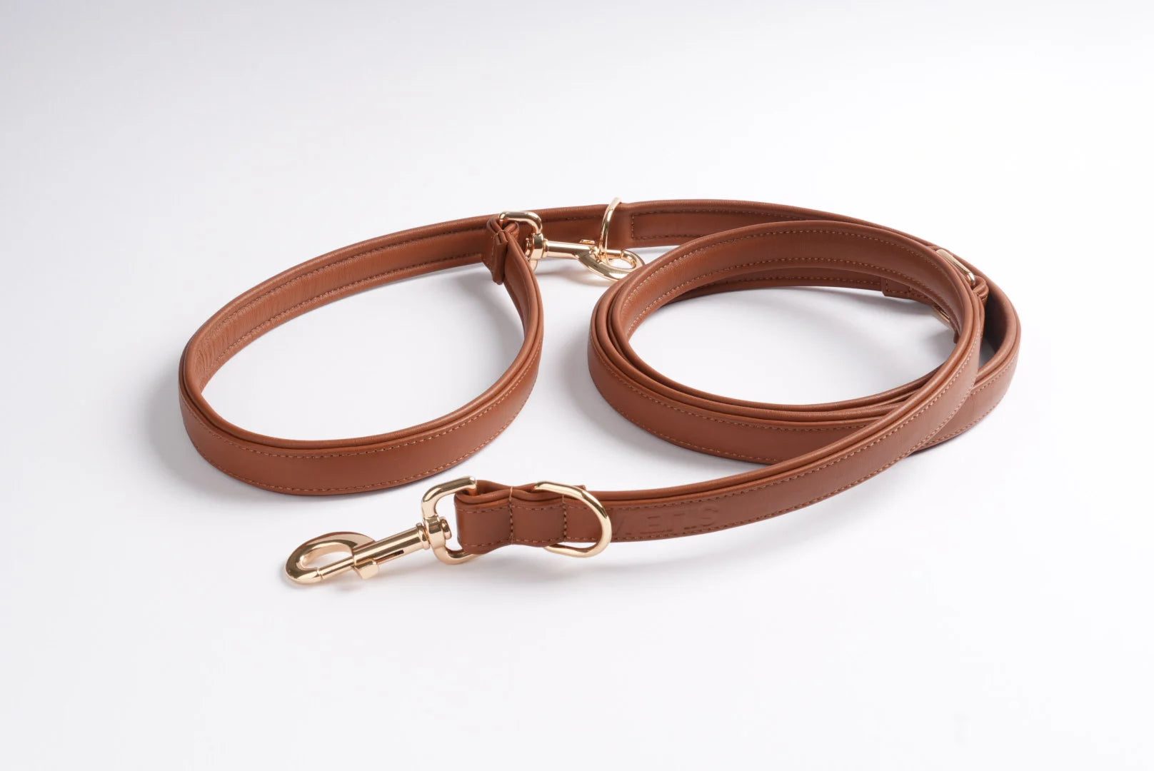Hochwertige braune Hundeleine aus echtem Leder mit goldener Metall-Hardware – Siliena Classic Design.