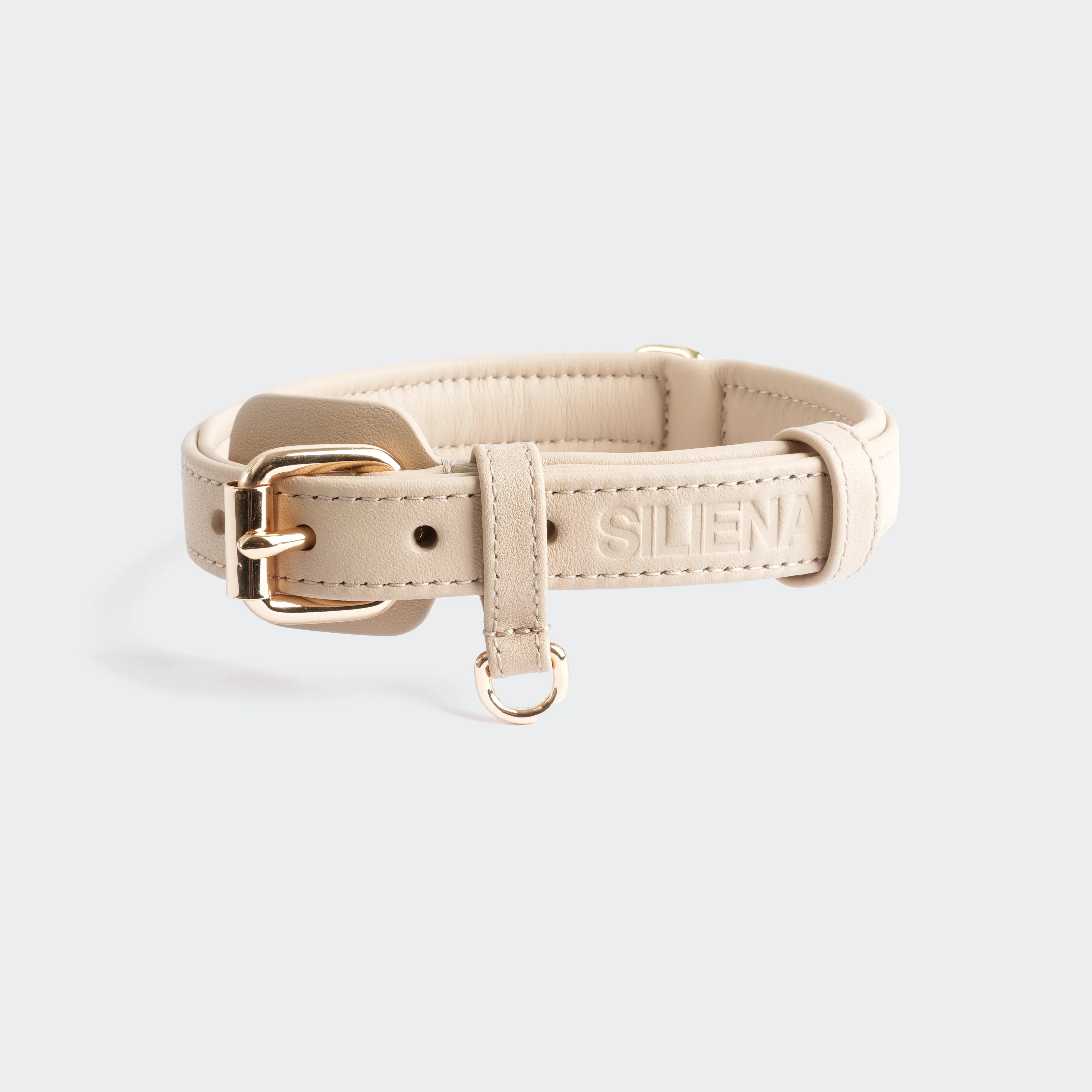 Beiges Echtleder-Hundehalsband mit goldfarbener Schnalle, gepolstert und mit eingeprägtem Logo.