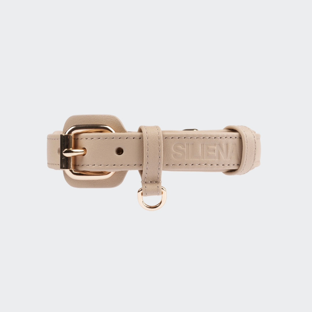 Hundehalsband aus echtem Rindsleder in Beige, mit glänzender Schnalle und eingraviertem SILENA-Logo.