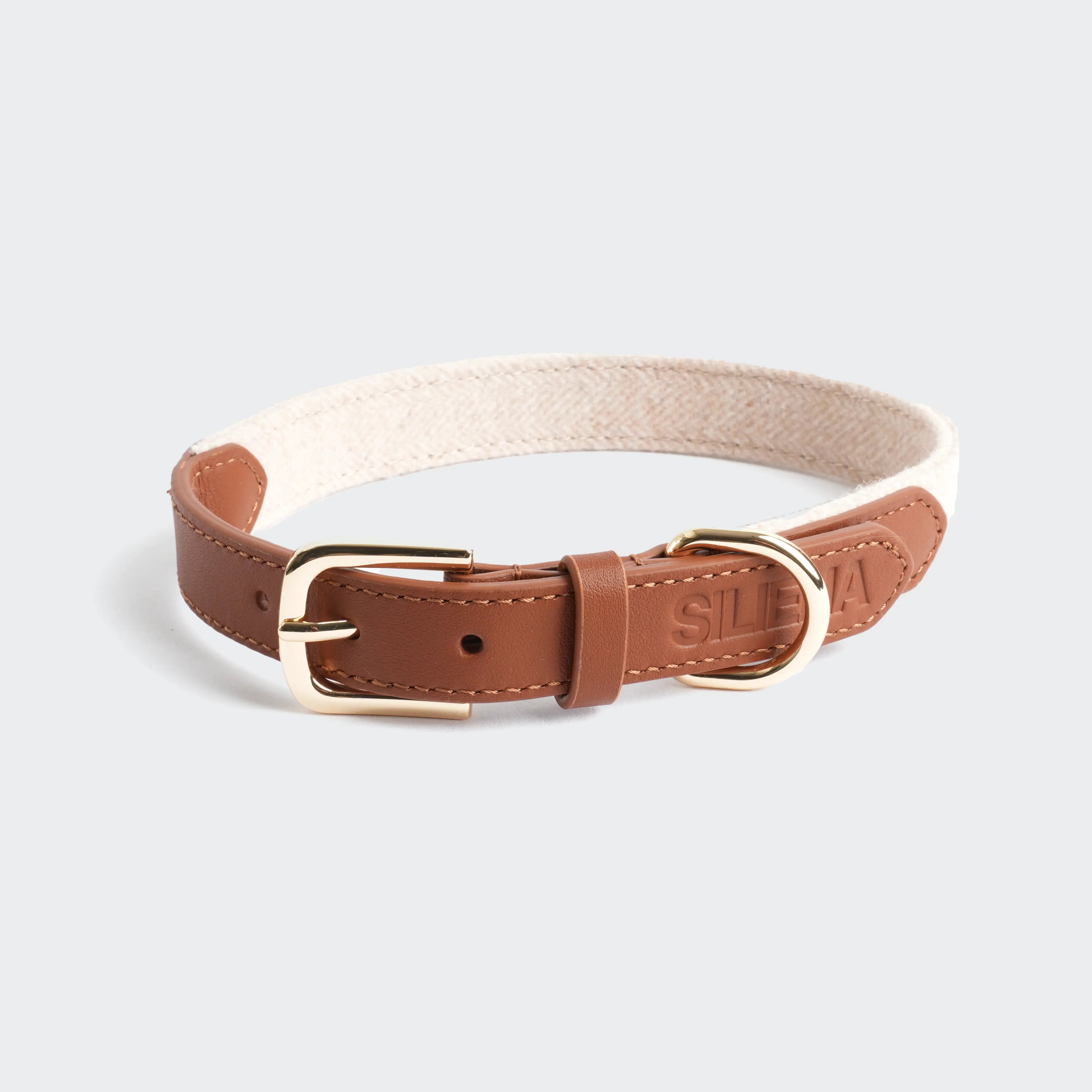 Hundehalsband Light Braun aus Echtleder und beigefarbenem Stoff mit eingeprägtem „SILENA“ Logo und goldenen Metallelementen.