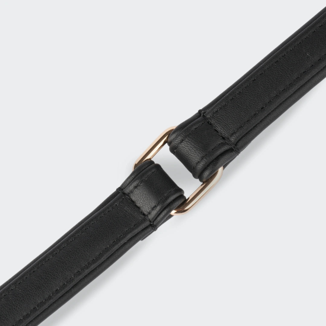 Detailansicht der schwarzen Hundeleine aus echtem Leder mit robust vernähtem D-Ring und hochwertigem.