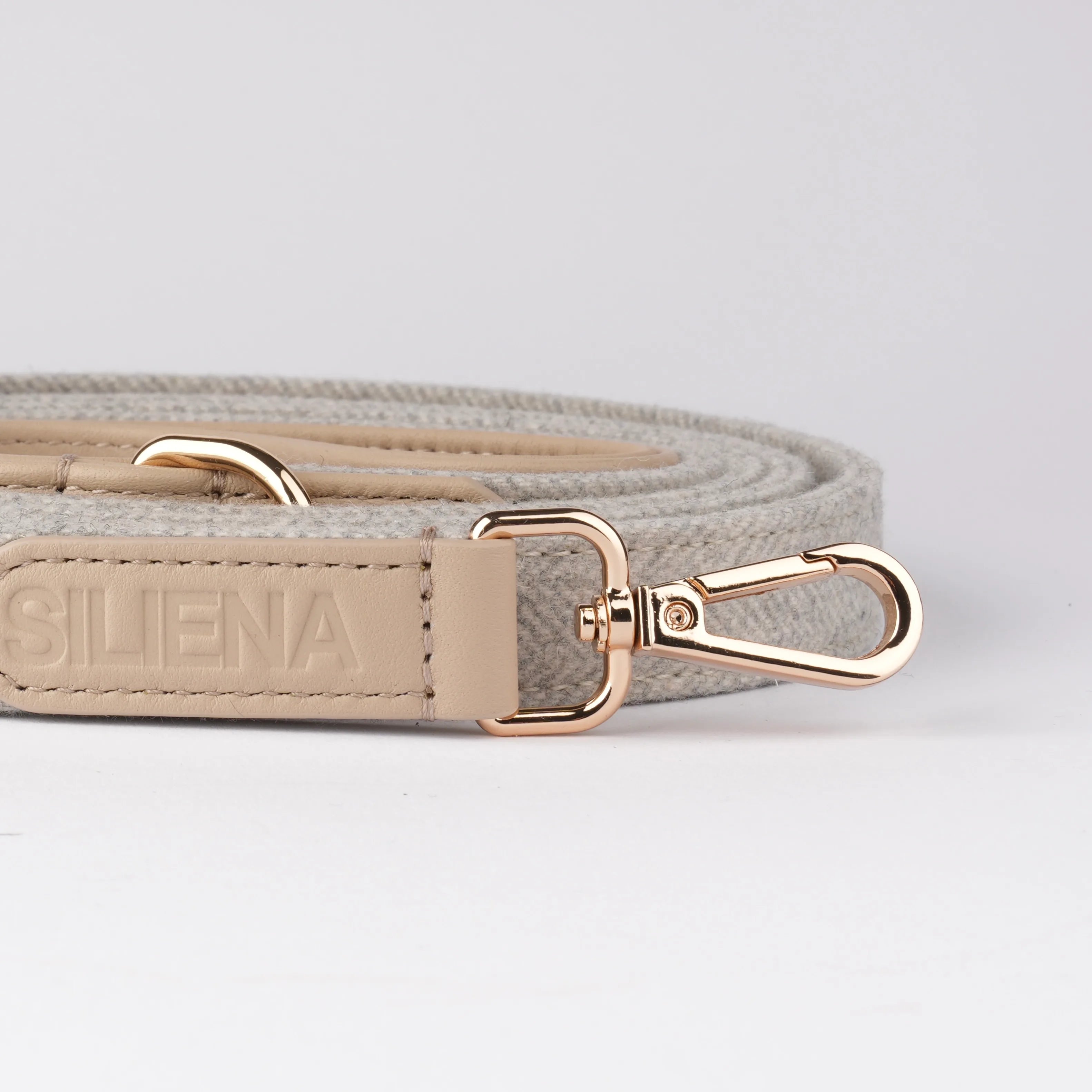 Nahaufnahme der Hundeleine Light Beige mit goldener Karabinerhaken-Hardware und SILIENA-Prägung