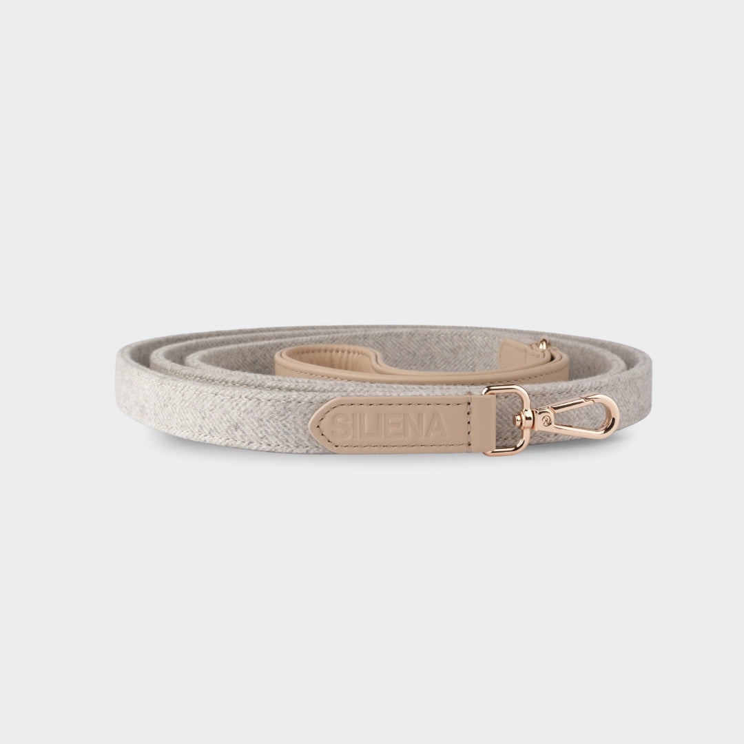Hundeleine Light Beige zusammengerollt mit Lederabschluss und geprägtem SILIENA-Logo